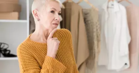 Módní přešlapy, kterých se často dopouští ženy nad 50 let. Stylistka radí, čím nevhodné kousky nahradit a jak zakrýt faldíky