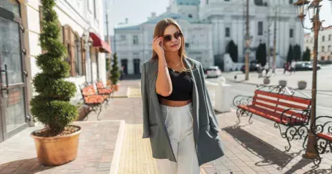 Pánský styl je ideální i na léto: Zkuste trendy kraťasy z lehkých materiálů, dokonalá saka i trička, která zvýrazní vaše přednosti