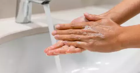 Žloutenka jako nemoc nemytých rukou? Jaká je podle lékařky prevence, aby vám žloutenka nezkazila léto. Dieta je totiž nutností