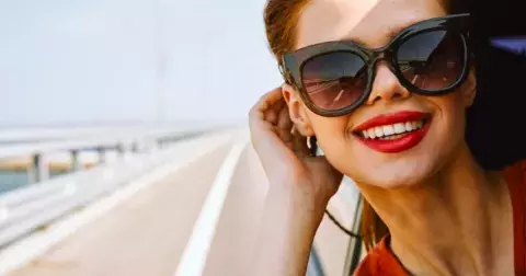 Jedeme konečně k moři: Jak si chránit oči stylovými brýlemi? Letos vedou zvířecí vzory, kočičí oči i elegantní klasika