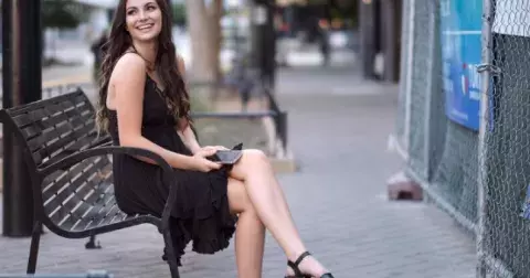 Jak co nejlépe kombinovat letní šaty a boty? Kdy jsou podpatky must-have a kdy si naopak obout žabky či sandálky, poradí odbornice