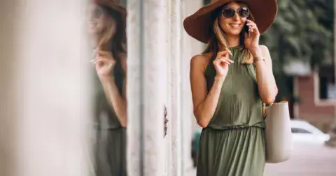 Maxišaty, které neschovají postavu, ale zvýrazní ženskost. Do galerie jsme vybrali levné a slušivé kousky všech stylů i vzorů