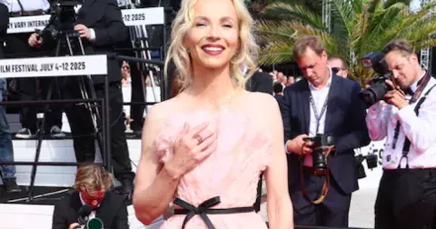 Móda z červeného koberce KVIFF: Plodková v pudrové růžové oslnila, Ester Geislerová vypadala jako by oblékla krabici