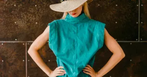 Nesnášíte vycpávky? Velká ramena ale zeštíhlí vaši postavu a navíc jsou letním i podzimním trendem. Odbornice poradí, jak je nosit