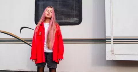 Letní oversize modely: Jak je nosit stylově i po 50 a nepřidávat si zbytečně roky ani kilogramy. Inspirujte se v galerii