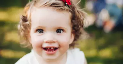 Nejoblíbenější dětská jména roku 2024 a předpovědi pro rok 2025: Trendy, statistiky a zajímavosti