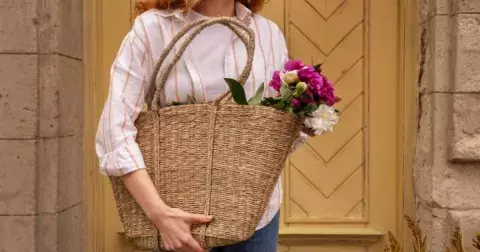 Přírodní kabelky jsou letos trendy a k létu se dokonale hodí: Objevte jedinečné kousky z ratanu, motouzu nebo lnu, které sluší i zralým ženám