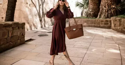 Italská inspirace pro jaro 2025: Jak kombinovat hnědou kůži, bucket bag a jemné punčochy ve zralém věku?