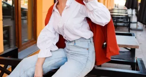 Vyberte nejkrásnější džíny na léto. Po 50 hraje stěžejní roli barva. Vyzkoušejte styling, na který Italky nedají dopustit