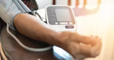 Trápí vás v létě nízký tlak? Co dělat, abyste se cítili lépe: Dát si kávu nebo panáka není nejlepší nápad