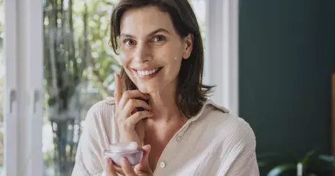 Krémy, které slibují zázraky, ale dermatologové to vidí jinak. Jaké kosmetice byste se měli vyhnout, zejména s ohledem na věk nebo typ pleti