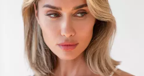 V létě zahoďte rtěnky a vsaďte na lesky. Vaše rty hydratují a budete vypadat mladší. Redakční výběr těch nejlepších najdete v galerii