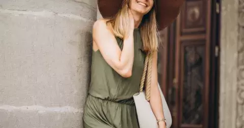 Síla je v jednoduchosti. Nadčasové letní outfity volte v těchto barvách. Jak vrstvit béžovou, khaki i krémovou? Vyberte si v galerii