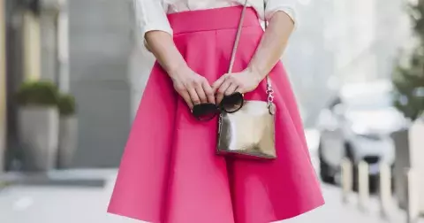 Áčková sukně s vyšším pasem prodlouží vaše nohy i celou postavu. Jak si letos vybrat, abyste se cítila pohodlně. Inspirujte se v galerii