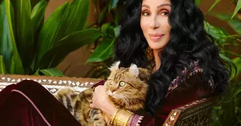 Zpěvačka Cher: Žárlivý manžel i myšlenky na sebevraždu, syn na drogách. Na prahu 80 nemá žádné vrásky a po boku má o 40 let mladšího fešáka