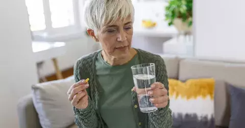 Neskladujte léky v koupelně, radí odbornice. Železo užívejte nalačno, hořčík ráno, doplňky s jídlem. Vliv má denní doba, strava i aktivita