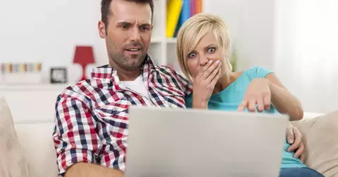 Lily (47 let): To, co jsem našla u manžela v počítači mě šokovalo a nevím, co s tím!