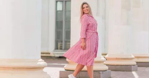 Nejkrásnější letní košilové šaty pro ženy se širšími boky a stehny. Do galerie jsme vybrali ty nejkrásnější