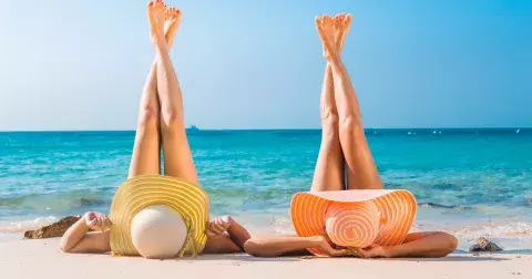 Jak na krásné a zdravé opálení bez rizika? Dejte si pozor na nejčastější nástrahy oblíbeného opalování