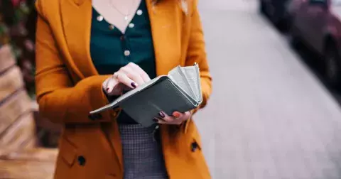 Jedna drobnost v peněžence vám blokuje cestu k bohatství: Zbavte se jí, jinak nikdy nezbohatnete