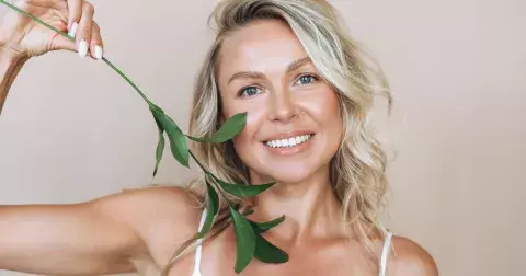 Vysušené, krepaté a roztřepené vlasy po dovolené? Výběr kosmetiky a okamžité kroky k nápravě doporučí vlasoví odborníci