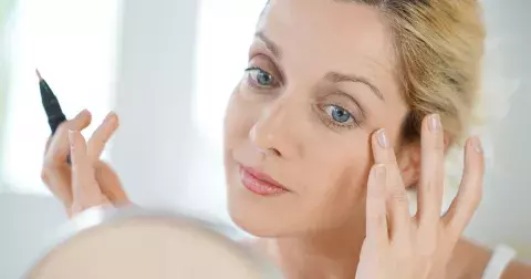 Naučte se dokonalé make-up rutině velmi snadno. Pomohou vám multifunkční produkty. Budete krásná a přirozená