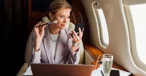 Cestování letadlem nesvědčí vaší kráse: Jak se během letu postarat o pleť, aby po přistání vypadala svěže? Tyto produkty pomohou