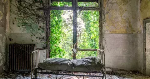 Podívejte se na nejděsivější turistické destinace, ze kterých se vám zatají dech: Lebky či šepot obětí moru