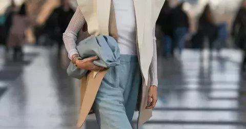 Téměř zapomenutý módní kousek se vrací: 5 tipů, jak kombinovat vestu s topy. Vyzkoušejte si boho, kancelářský i netradiční styl