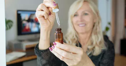 Zázračné pleťové oleje: Zjistěte, jak je správně používat pro různé typy pleti a zlepšit hydrataci a zářivost pokožky v každém věku