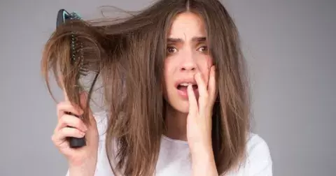 Slunce, moře a krepaté vlasy: Jak se vypořádat s krepatěním a poškozením během horkých dní? Tipy redakce na produkty, které vás zachrání