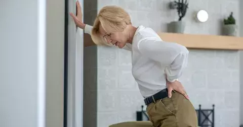 Výhřez ploténky může vznikat plíživě nebo jedním špatným pohybem. Pomoci může i zázračná terapie, radí neurolog