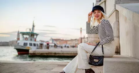 Tento styl je pro léto jako dělaný. Kalhoty, šaty, sukně, trika i boty slaďte jako módní ikony. Co je nadčasové, využijete i za rok