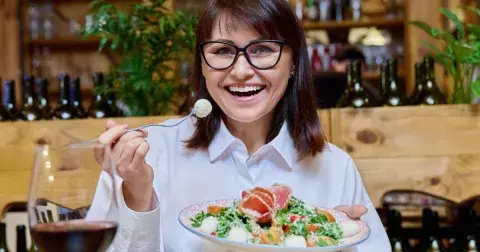 Přijímejte vápník z běžných potravin. Zpevní vaše kosti a má i jiné zdravotní benefity