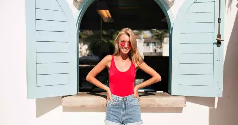 Denimové kraťasy znovu na scéně. Kde vybrat ty nejlepší, poradíme ženám 50+. Ano, ani po padesátce se nemusíte denimu vzdát