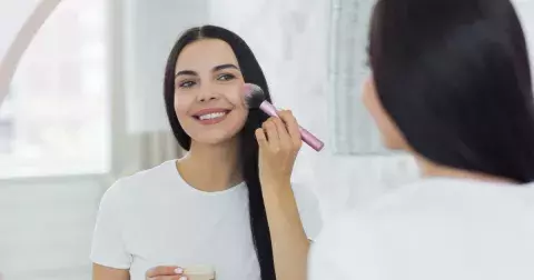 Je perlový prášek superhrdinou v péči o pleť, který zatím chybí ve vaší beauty rutině? Napravte to. Podle odbornice má účinky více než příznivé