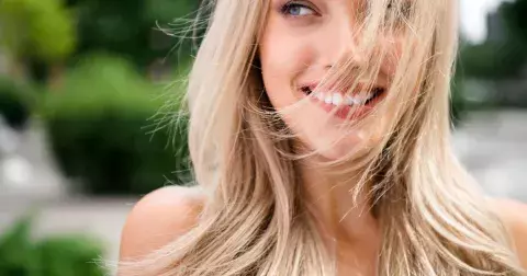 Jak připravit vlasy na léto? Hydratujte už nyní a dopřejte jim také kvalitní hloubkovou péči. Inspiraci na vhodné produkty najdete v galerii