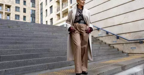 Nejkrásnější kalhoty pro ženy po 50 v běžné konfekci: Dají se sehnat za pár stovek a uděláte v nich spoustu parády