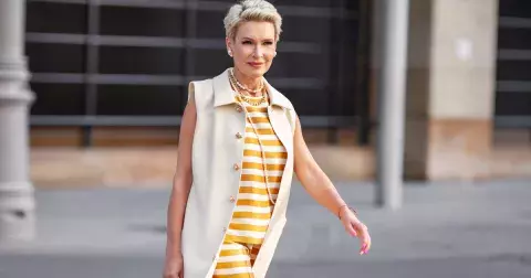 Musíte i v létě do kanceláře? Inspirujte se nejstylovějšími letními outfity, ve kterých vám nebude horko a zakryjí větší bříško i povislou kůži