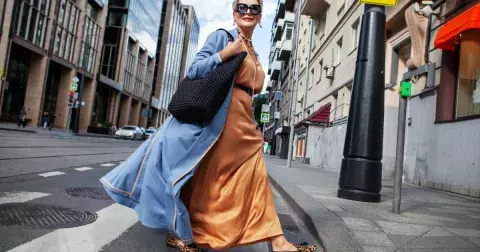 Tyto šaty letos hlásí velký návrat. Jsou skvělé zejména pro ženy dřívějšího data narození. Poradíme vám, kde je koupit levně a s ohledem na módní trendy