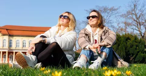 První sluneční paprsky jsou milé, ale na obnovení zásoby vitamínu D v organismu nestačí. Co tomu brání a jak se zásobit? Řešení najdete v galerii