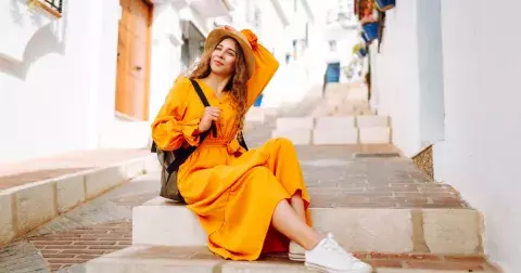 Objevte 5 hlavních trendů v letních šatech, včetně boho volánů a moderních střihů, které dominují letošní sezoně