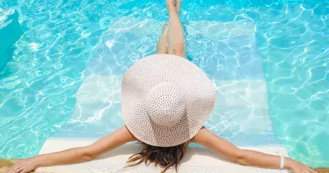 Víte, co je fototoxická reakce? Některé letní přípravky mohou na slunci podráždit pokožku a způsobit problémy. Odbornice radí, co s tím