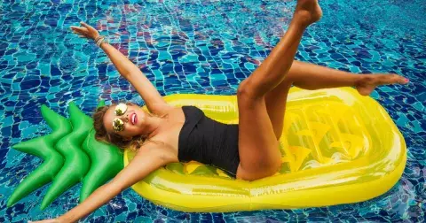 Nejkrásnější jednodílné plavky pro léto 2025. Zjistěte, které plavky obstály na plážích a u bazénů, testováno redaktorkami SŽ