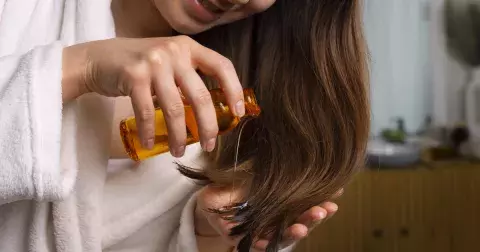 Jak se starat o vlasy, abyste vypadala krásně, i když vylezete z vody? Pomohou přípravky i správný sestřih, radí odbornice