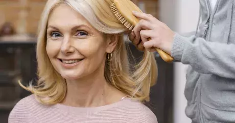 Tyto šampony vám pomohou vytvořit objem. Nadchnou zejména ženy se zralými vlasy. Stylistka prozradí, proč mýt si vlasy jednou, nestačí