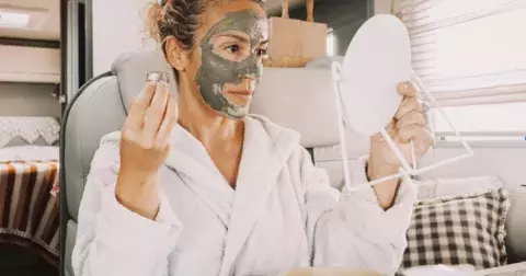 Maska na pleť, díky které vypadá jako po botoxu. Trik sociálních sítí zvládnete za pár korun doma