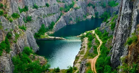 Dobrodružství vykoupené smrtí: Nádherný lom Velká Amerika láká potápěče i turisty, průzračná voda a skály mají na svědomí mnoho životů