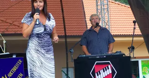 Legendární duo Eva a Vašek šokovalo rozvodem: Bílou orchidej si už společně nezazpívají. Eva si sbalila věci a za oceánem rozjíždí sólovou kariéru