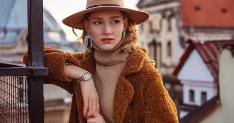 Třpytivé doplňky podzimu 2024 seženete už za pár korun. Jak můžete kombinovat výrazné šperky s podzimními outfity